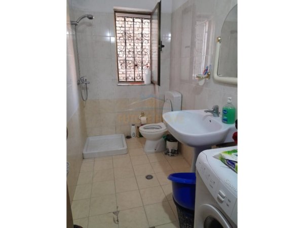Tirane, jepet me qera apartament 2+1 Kati 3, 65 m² 500 € (Rruga Hoxha Tahsim)