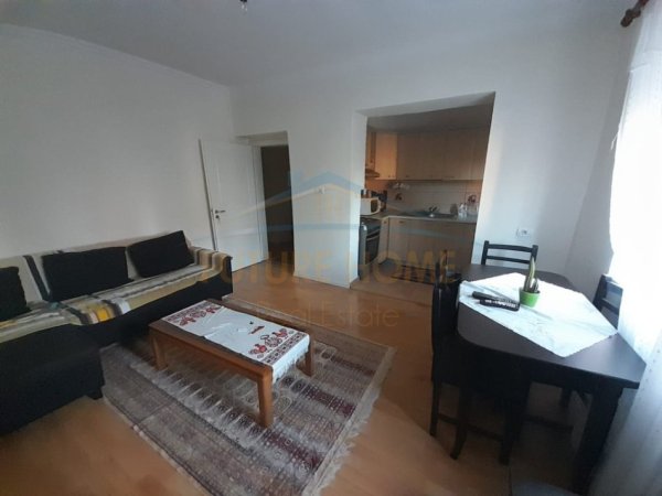 Tirane, jepet me qera apartament 2+1 Kati 3, 65 m² 500 € (Rruga Hoxha Tahsim)