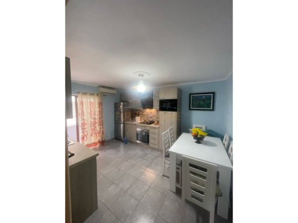 Tirane, jepet me qera apartament 2+1 Kati 5, 80 m² 600 € (mine peza)