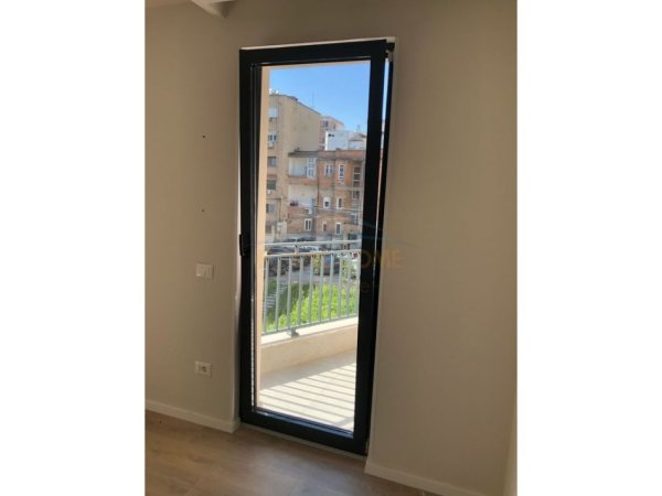 Tirane, jepet me qera apartament Kati 1, 50 m² 400 € (pazari i ri te luxor 3)