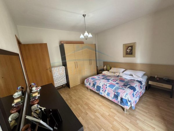 Shitet, Apartament 2+1+2, Rruga e Kavajes, Tiranë.
