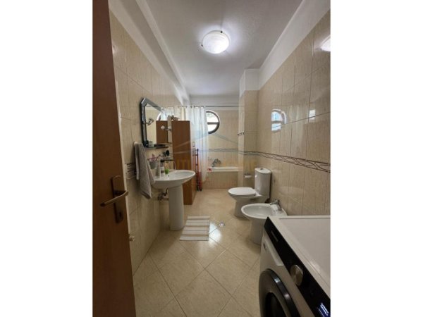 Shitet, Apartament 2+1+2, Rruga e Kavajes, Tiranë.
