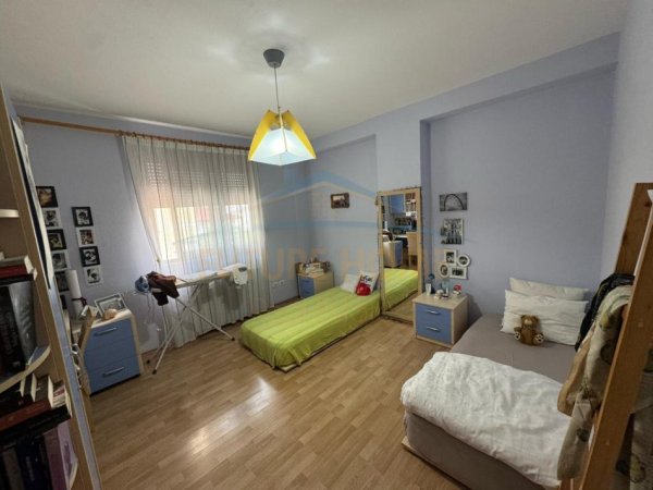Shitet, Apartament 2+1+2, Rruga e Kavajes, Tiranë.