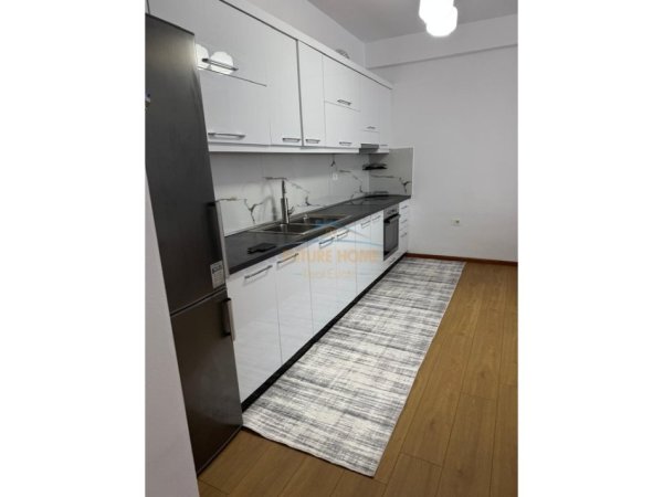 Tirane, jepet me qera 2+1 Kati 8, 80 m² 600 € (Ish Parku Autobuzave)