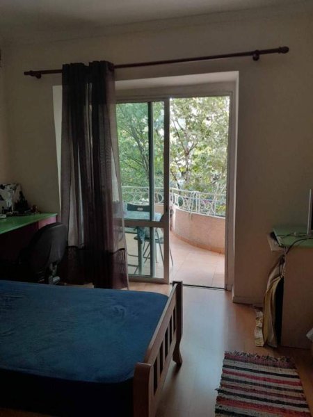 Tirane, jepet me qera apartament 2+1 Kati 3, 70 m² 500 € (Sheshi Shtraus , rruga Hoxha Tasim)