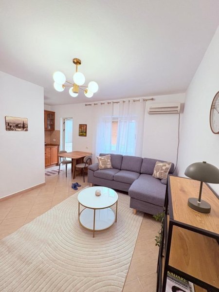 Tirane, jepet me qera apartament 1+1+Ballkon Kati 3, 60 m² 500 € (Rruga e Elbasanit ,Xhamia e Tabakve)