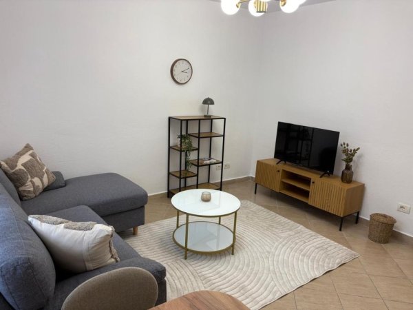 Tirane, jepet me qera apartament 1+1+Ballkon Kati 3, 60 m² 500 € (Rruga e Elbasanit ,Xhamia e Tabakve)