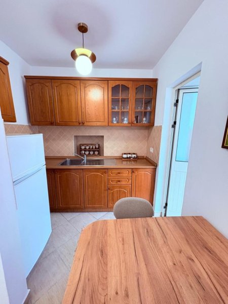 Tirane, jepet me qera apartament 1+1+Ballkon Kati 3, 60 m² 500 € (Rruga e Elbasanit ,Xhamia e Tabakve)