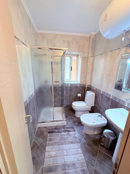Tirane, jepet me qera apartament 1+1+Ballkon Kati 3, 60 m² 500 € (Rruga e Elbasanit ,Xhamia e Tabakve)