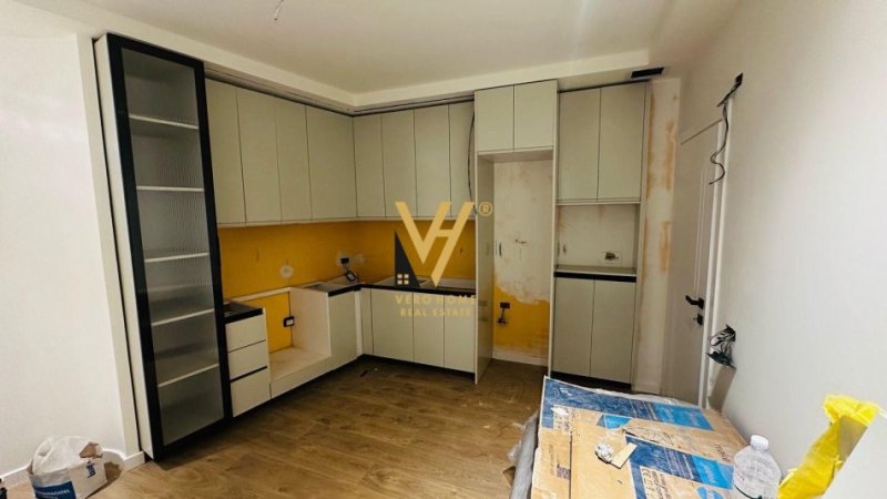 Tirane, jepet me qera apartament 1+1+Ballkon Kati 4, 75 m² 400 € (TERMINALI)