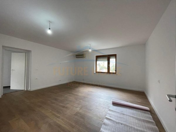 Tirane, shitet apartament 2+1+Ballkon Kati 2, 96 m² 235.000 € (Pazari i Ri)
