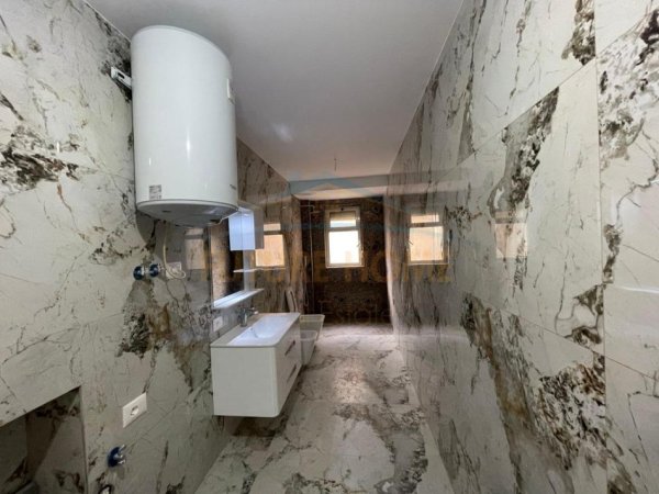 Tirane, shitet apartament 2+1+Ballkon Kati 2, 96 m² 235.000 € (Pazari i Ri)