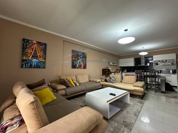 Shitet, Apartament 3+1+2, Unaza e Re.