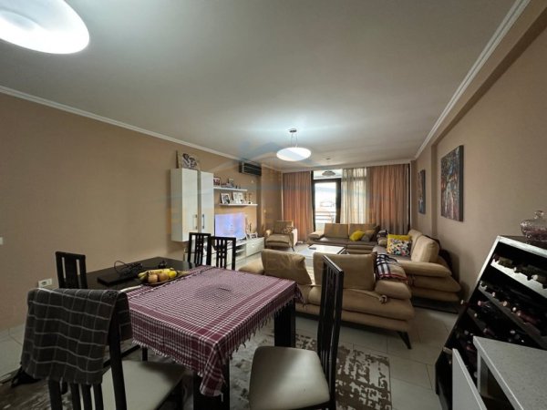 Shitet, Apartament 3+1+2, Unaza e Re.