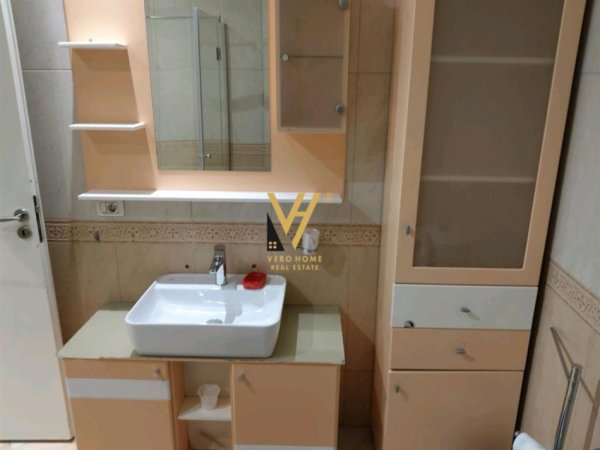Tirane, jepet me qera apartament 3+1+Ballkon Kati 5, 140 m² 850 € (KOMUNA E PARISIT)