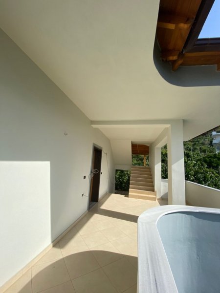 Tirane, jepet me qera shtepi 2+1+Ballkon Kati 1, 100 m² 300 € (Selitë)