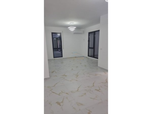 Tirane, jepet me qera apartament 2+1 Kati 1, 103 m² 800 € (Tregu Elektrik)