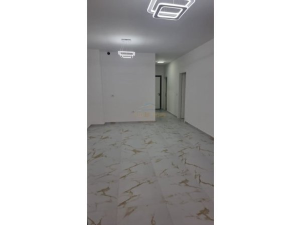 Tirane, jepet me qera apartament 2+1 Kati 1, 103 m² 800 € (Tregu Elektrik)