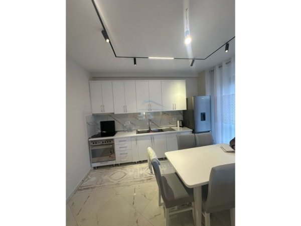 Tirane, jepet me qera apartament 2+1 Kati 4, 105 m² 750 € (Porcelan)