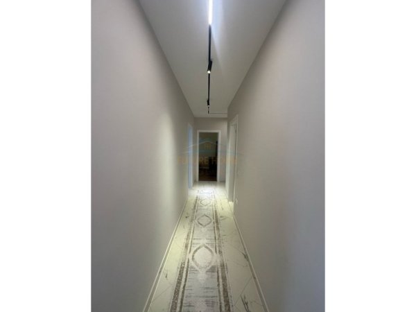 Tirane, jepet me qera apartament 2+1 Kati 4, 105 m² 750 € (Porcelan)