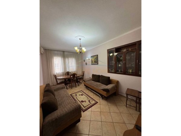 Tirane, jepet me qera apartament 1+1 Kati 3, 75 m² 550 € (Rr.Barrikadave)