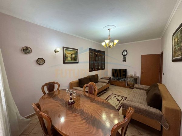Tirane, jepet me qera apartament 1+1 Kati 3, 75 m² 550 € (Rr.Barrikadave)