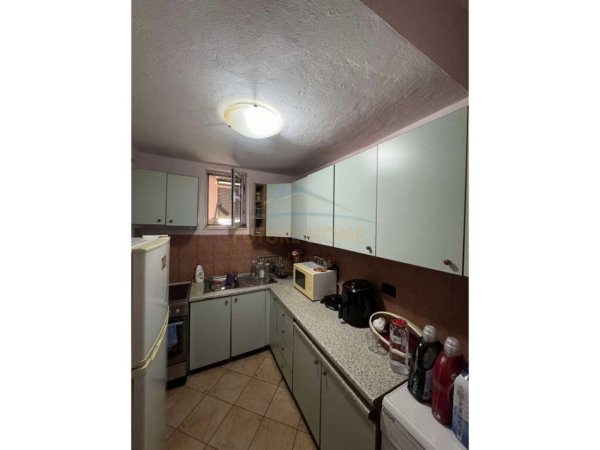 Tirane, jepet me qera apartament 1+1 Kati 3, 75 m² 550 € (Rr.Barrikadave)