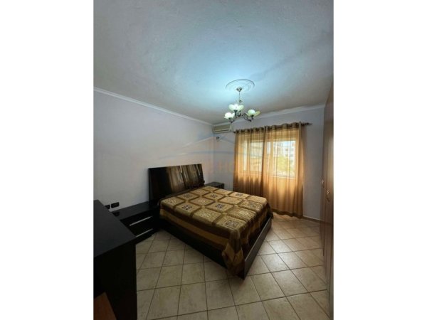 Tirane, jepet me qera apartament 1+1 Kati 3, 75 m² 550 € (Rr.Barrikadave)