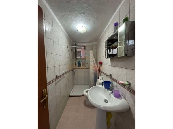 Tirane, jepet me qera apartament 1+1 Kati 3, 75 m² 550 € (Rr.Barrikadave)