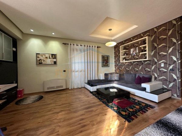 Shitet, Apartament 1+1, Ish Tregu Elektrik, Tiranë.