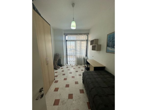 Tirane, jepet me qera apartament 3+1 Kati 7, 100 m² 800 € (Pazari I Ri)