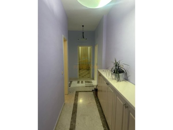 Tirane, jepet me qera apartament 3+1 Kati 7, 100 m² 800 € (Pazari I Ri)
