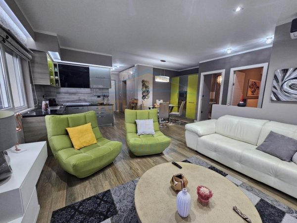 Tirane, jepet me qera apartament 3+1 Kati 2, 134 m² 1.300 € (Liqeni I That)