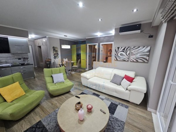 Tirane, jepet me qera apartament 3+1 Kati 2, 134 m² 1.300 € (Liqeni I That)