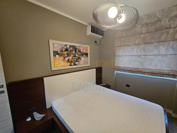 Tirane, jepet me qera apartament 3+1 Kati 2, 134 m² 1.300 € (Liqeni I That)