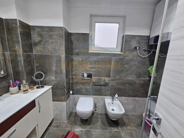 Tirane, jepet me qera apartament 3+1 Kati 2, 134 m² 1.300 € (Liqeni I That)