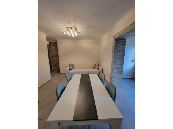 Tirane, jepet me qera apartament 1+1 Kati 3, 58 m² 450 € (Brryl)