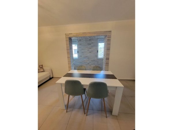 Tirane, jepet me qera apartament 1+1 Kati 3, 58 m² 450 € (Brryl)