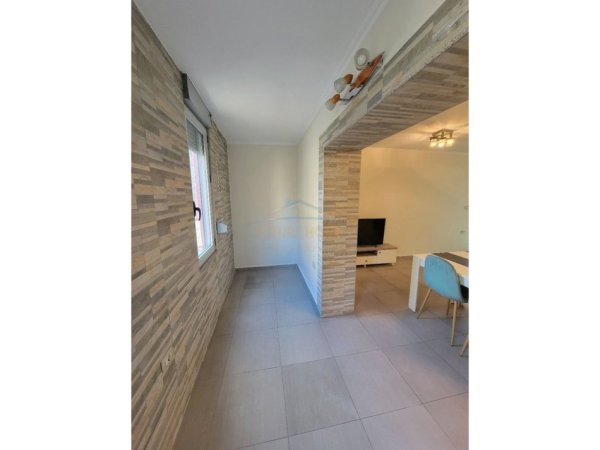 Tirane, jepet me qera apartament 1+1 Kati 3, 58 m² 450 € (Brryl)