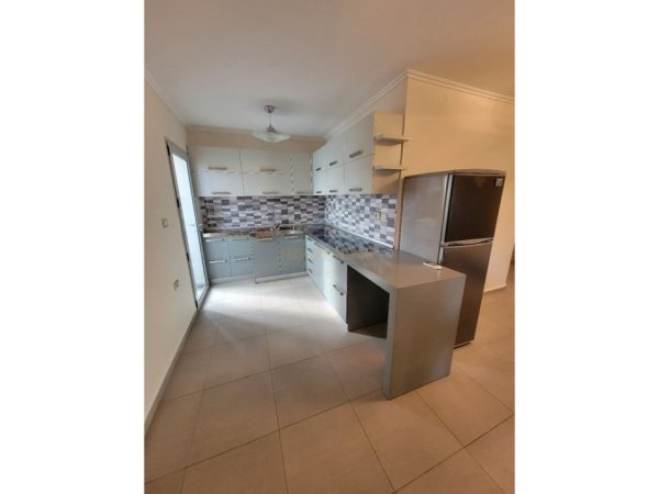 Tirane, jepet me qera apartament 1+1 Kati 3, 58 m² 450 € (Brryl)