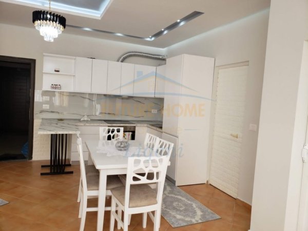 Tirane, jepet me qera apartament 1+1 Kati 4, 80 m² 600 € (Liqeni I That)