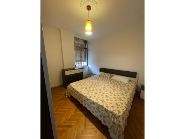 Tirane, jepet me qera apartament 2+1 Kati 2, 84 m² 700 € (Liqeni Artificial)