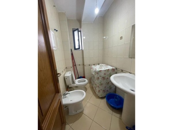 Tirane, jepet me qera apartament 2+1 Kati 2, 84 m² 700 € (Liqeni Artificial)