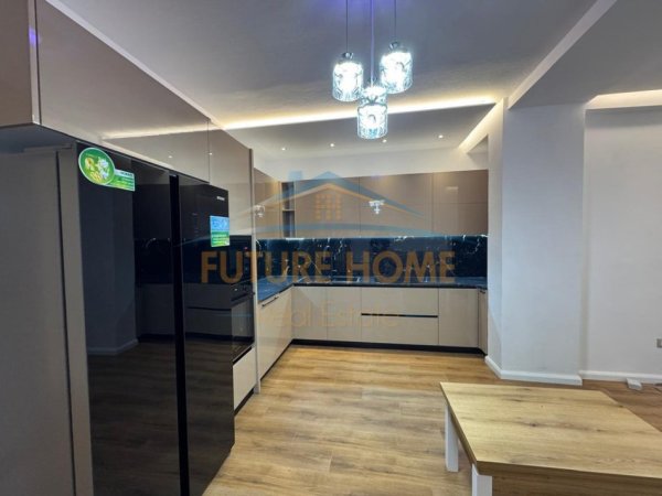Tirane, jepet me qera apartament 2+1 Kati 3, 93 m² 700 € (Irfan Tomini)