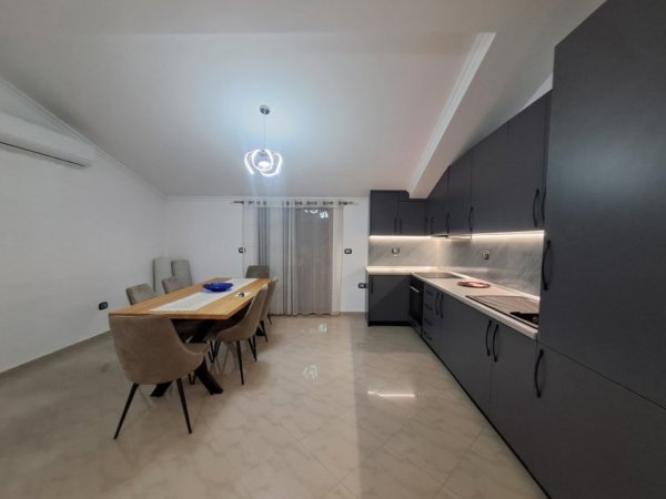 Tirane, jepet me qera apartament 2+1 Kati 3, 144 m² 480 € (Selit)