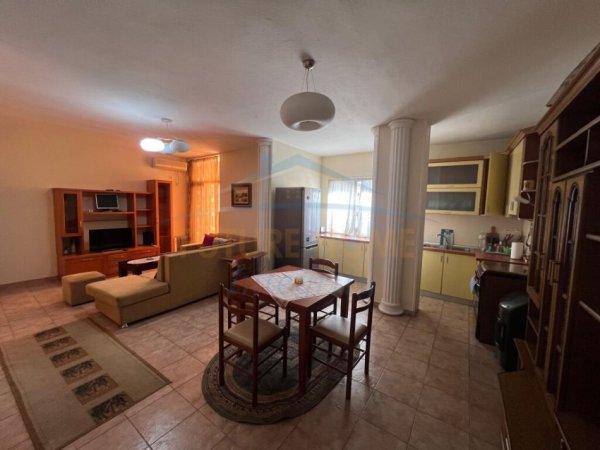 Tirane, jepet me qera apartament 1+1 Kati 5, 76 m² 550 € (Sheshi Willson, Tiranë.)