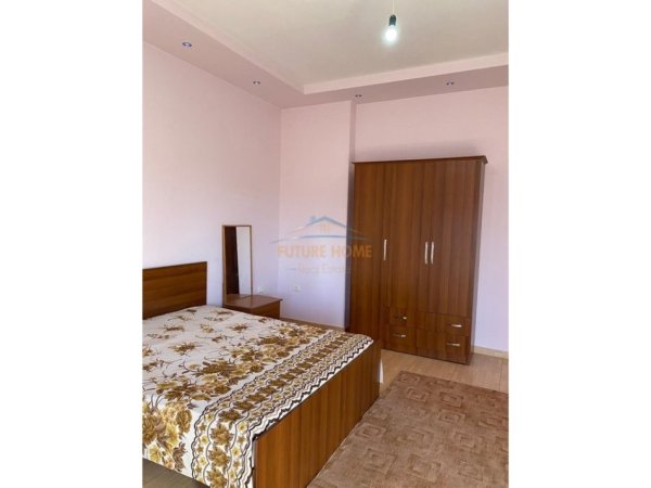 Shitet, Vilë 3-katëshe, pranë Shkollës "Ramazan Jarani", Tiranë.