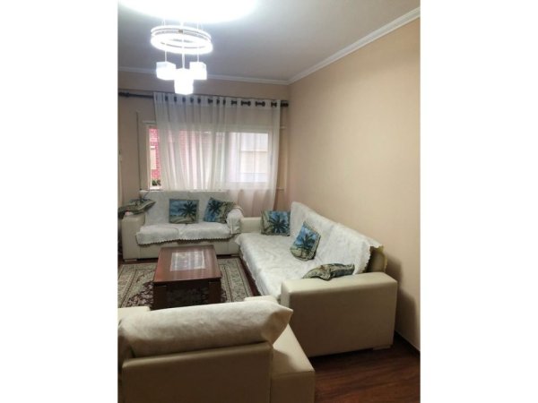 Tirane, jepet me qera apartament 2+1 Kati 3, 100 m² 450 € (Ali Dem)