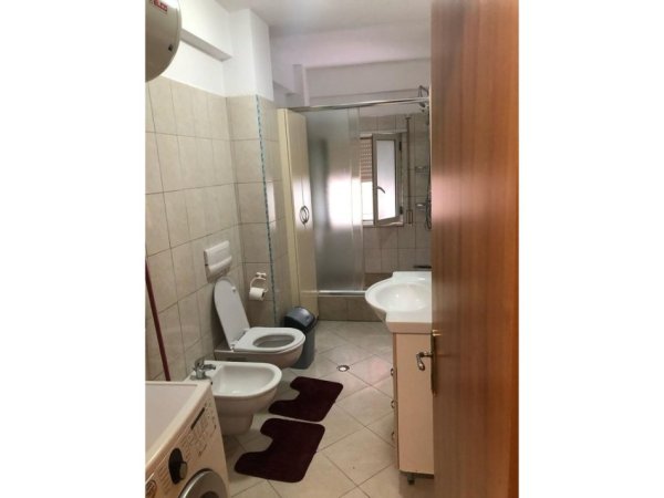 Tirane, jepet me qera apartament 2+1 Kati 3, 100 m² 450 € (Ali Dem)