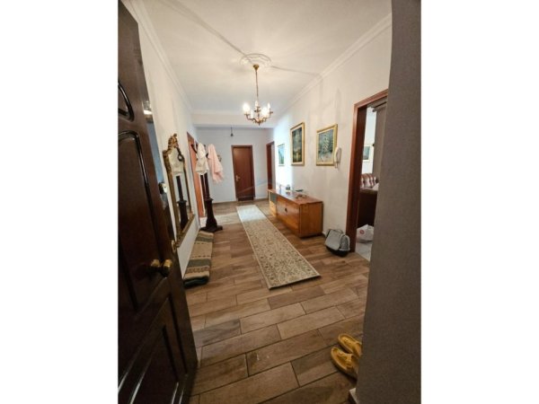 Tirane, jepet me qera apartament 3+1 Kati 8, 145 m² 700 € (Rruga e Durrsit)